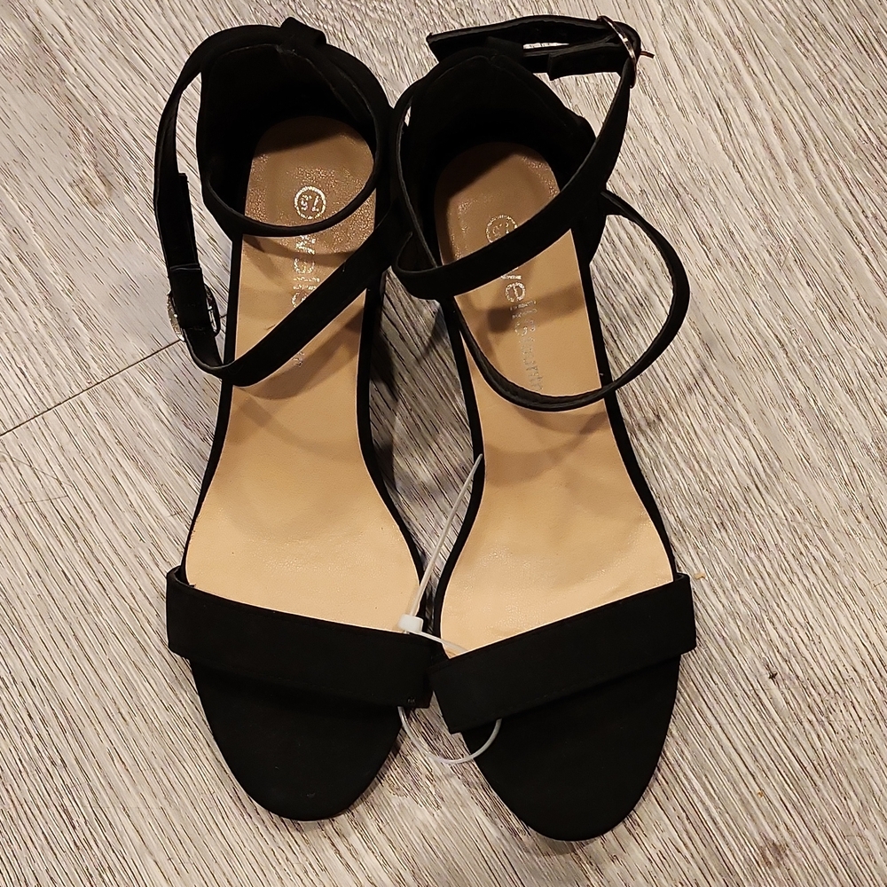 Chic Black Strappy Heels